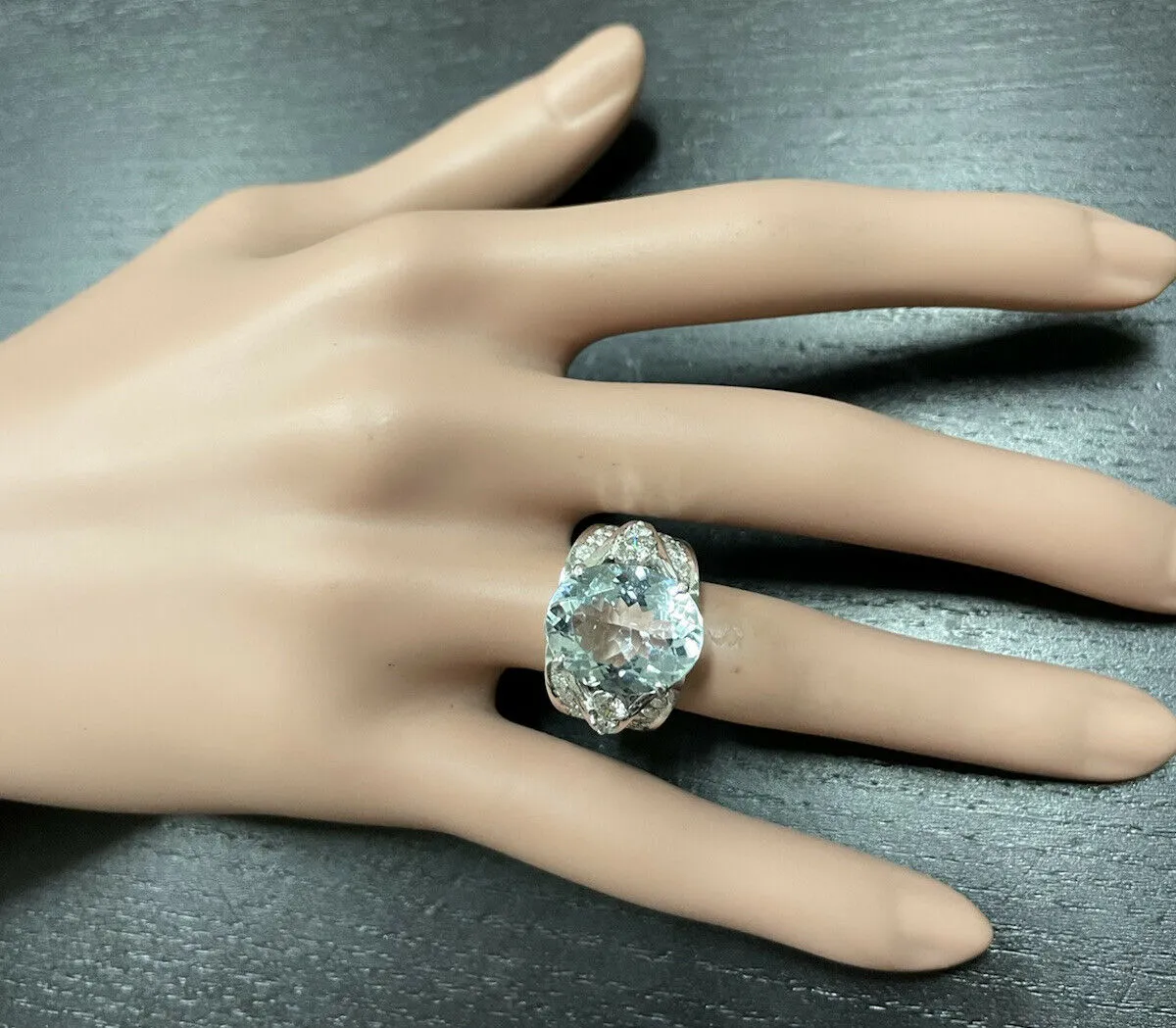 9.30 Carats Exquisite Natural Aquamarine and Diamond 14K Solid White Gold Ring