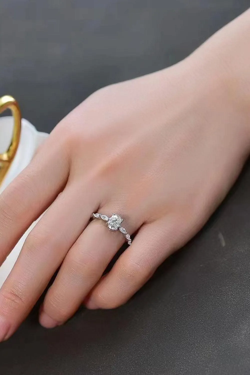 Exquisite Platinum-Plated Oval 1 Carat Moissanite Ring