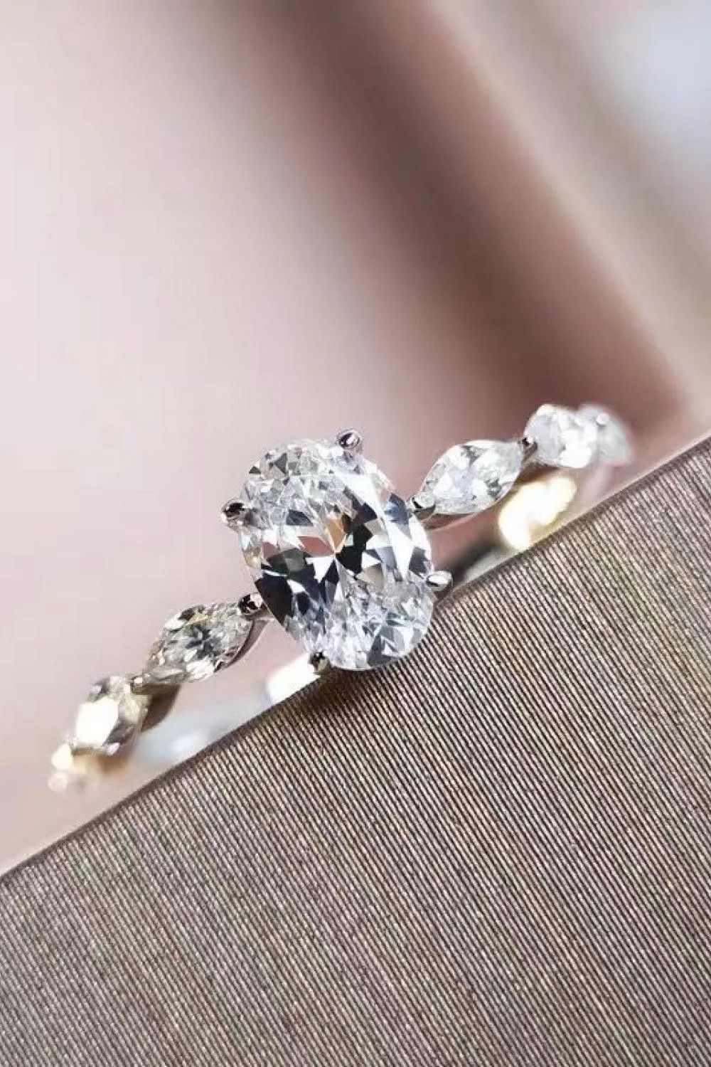 Exquisite Platinum-Plated Oval 1 Carat Moissanite Ring