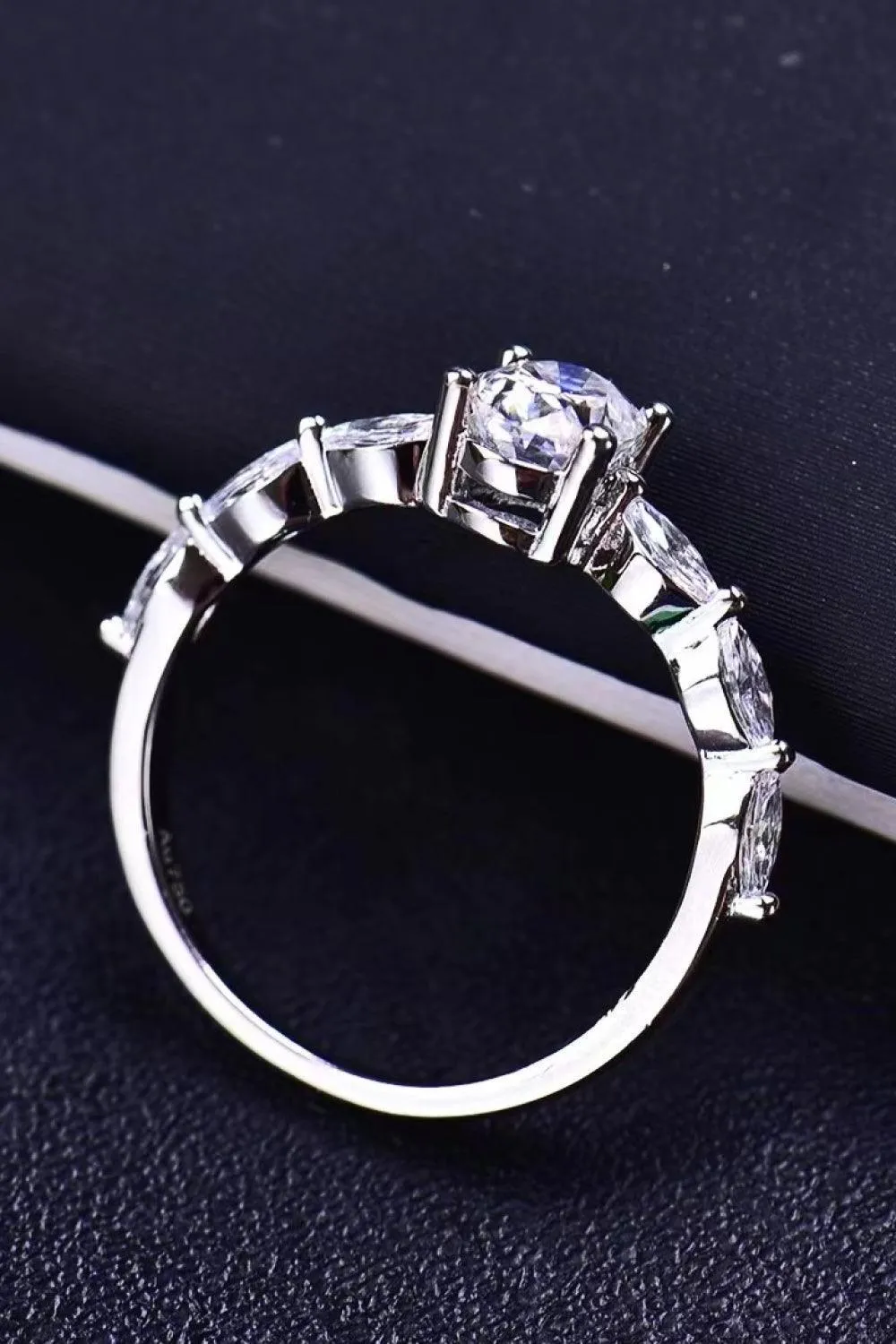 Exquisite Platinum-Plated Oval 1 Carat Moissanite Ring