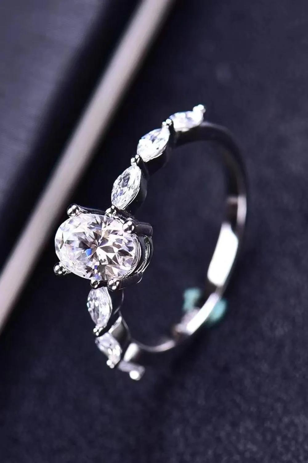 Exquisite Platinum-Plated Oval 1 Carat Moissanite Ring