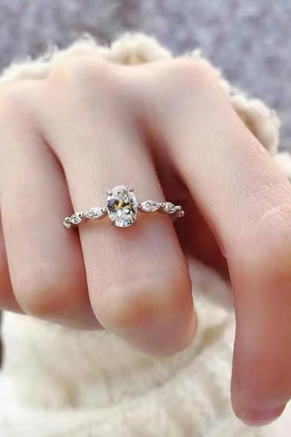Exquisite Platinum-Plated Oval 1 Carat Moissanite Ring