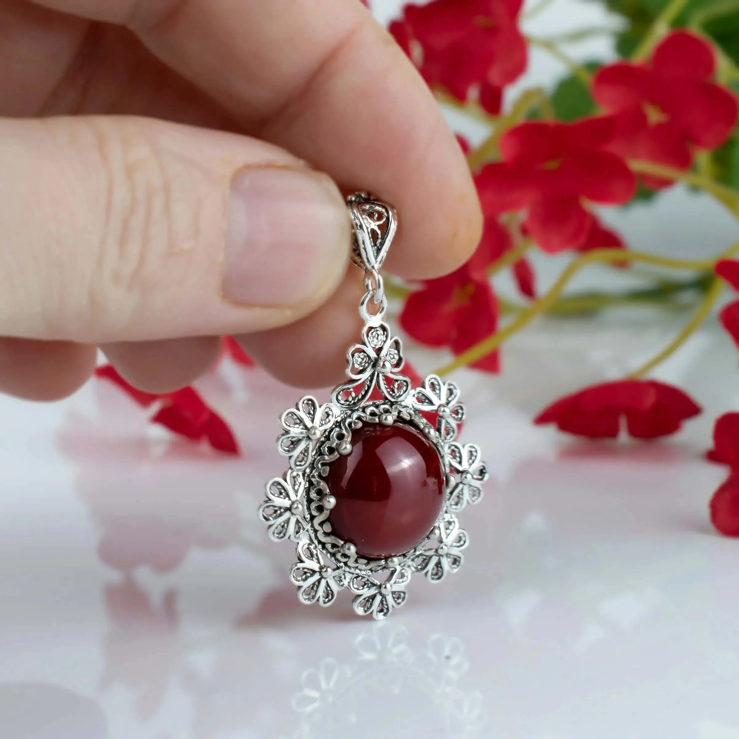 Filigree Art Carnelian Gemstone Floral Design Women Silver Pendant Necklace