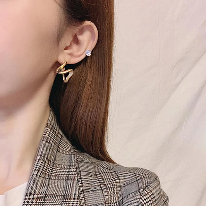 Spiral Wave Shape Stylish Hoops Earrings