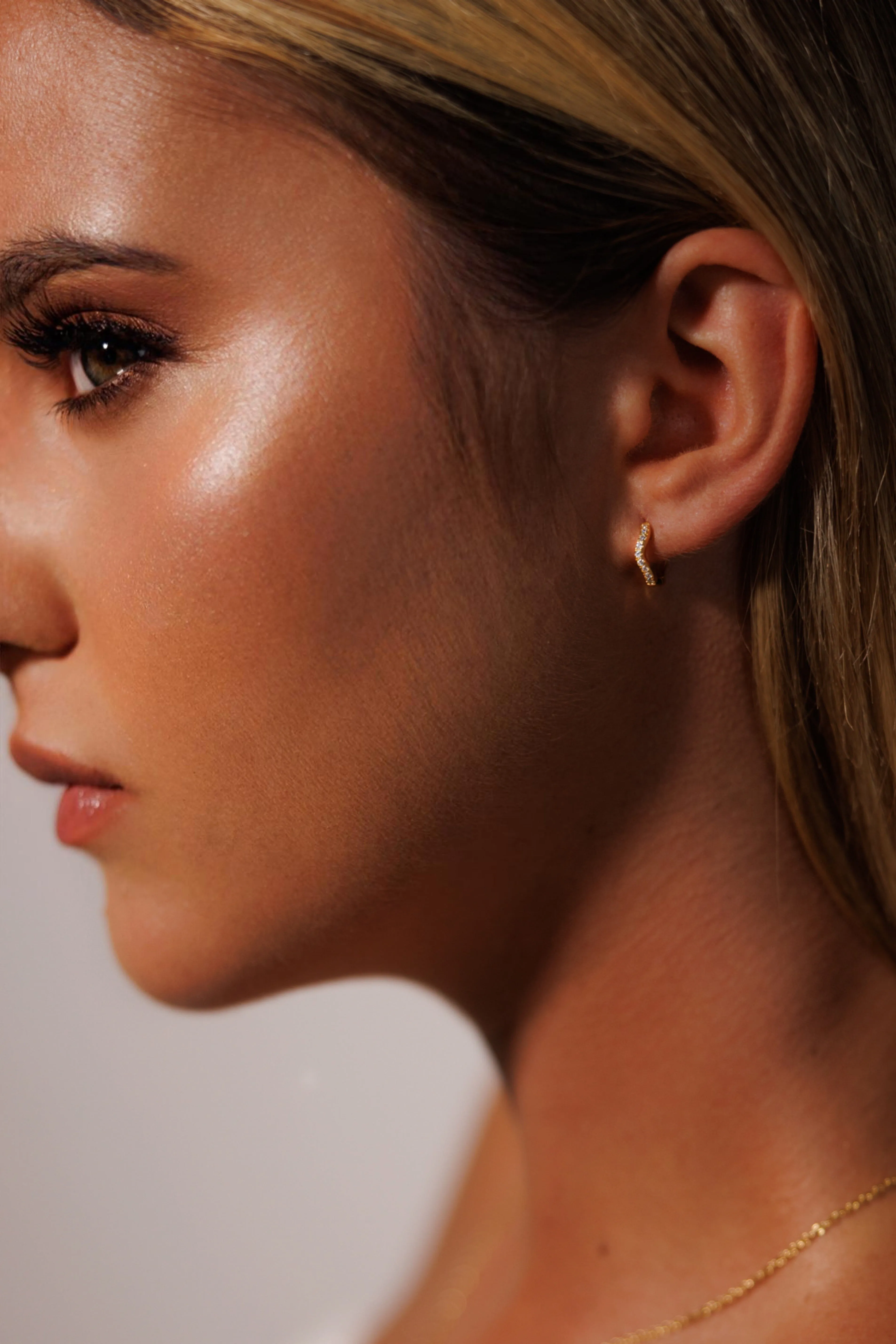 WAVE PAVÉ CRYSTAL SKINNY HOOPS - GOLD